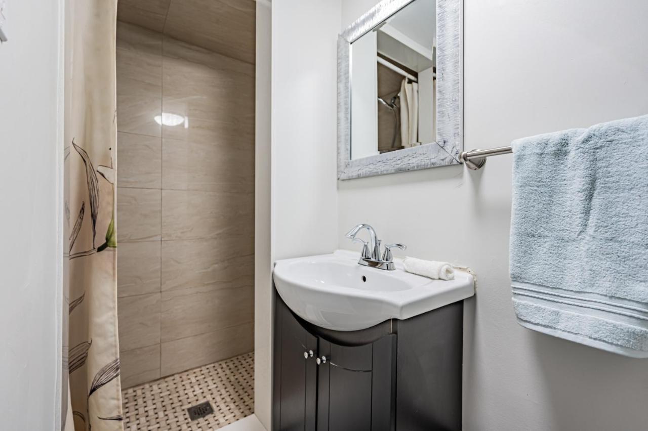 Beautiful Property In Downtown Core Close To Subway Station! Торонто Экстерьер фото