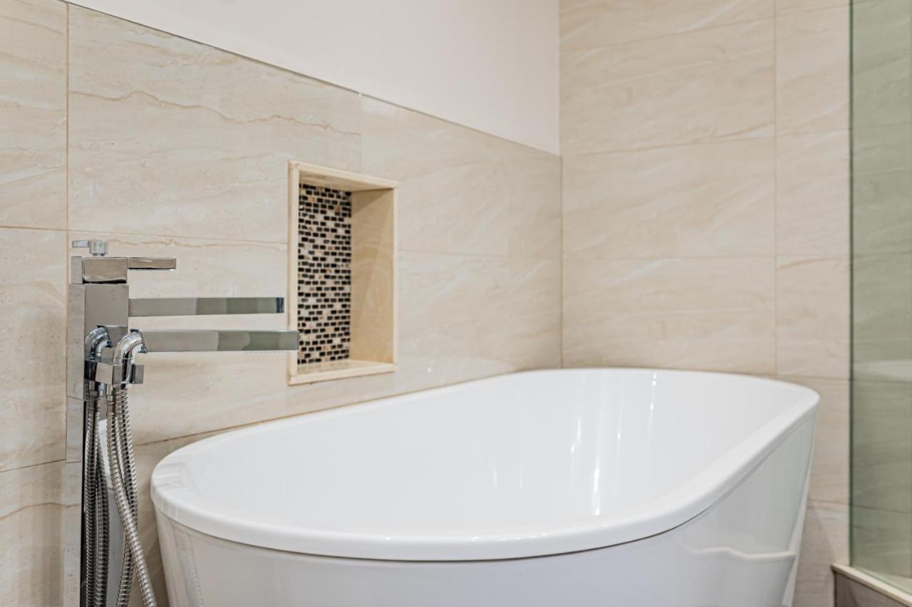 Beautiful Property In Downtown Core Close To Subway Station! Торонто Экстерьер фото